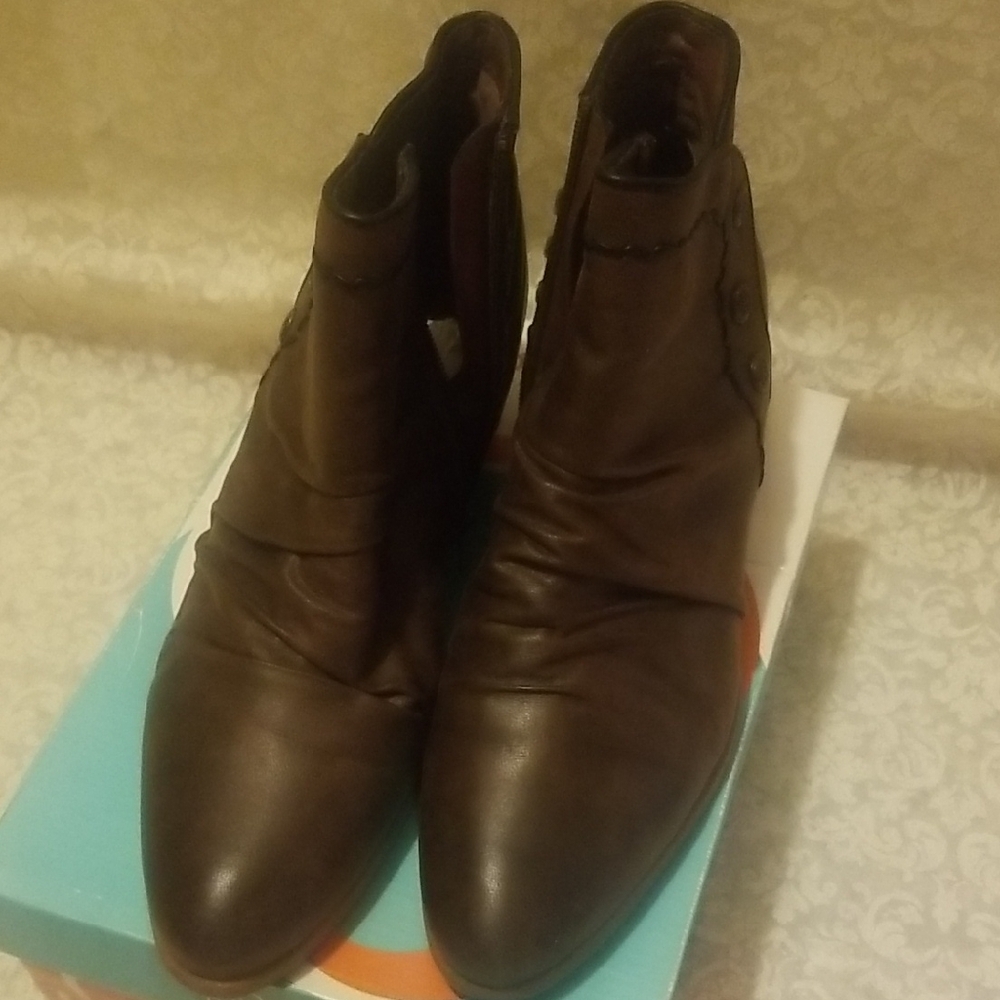 BareTraps Brown Ankle Boots Sleek Streamlined Design